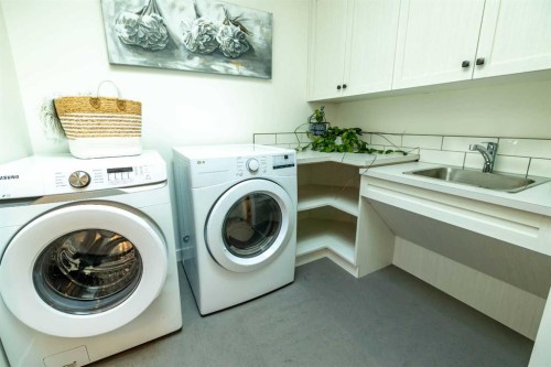 108 Gateway Mews South, Lethbridge, AB - Indoor Photo Showing Laundry Room