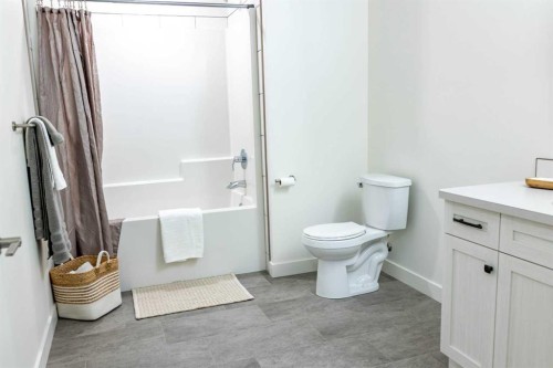 108 Gateway Mews South, Lethbridge, AB - Indoor Photo Showing Bathroom