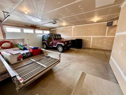 108 Gateway Mews South, Lethbridge, AB - Indoor Photo Showing Garage