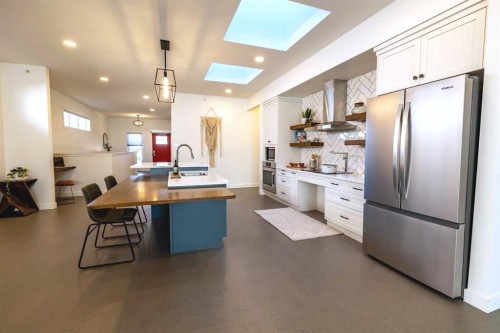 108 Gateway Mews South, Lethbridge, AB - Indoor Photo Showing Kitchen With Upgraded Kitchen