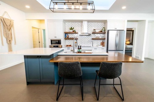 108 Gateway Mews South, Lethbridge, AB - Indoor Photo Showing Kitchen With Upgraded Kitchen