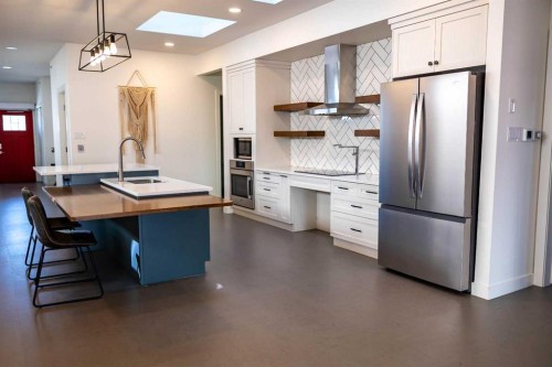 108 Gateway Mews South, Lethbridge, AB - Indoor Photo Showing Kitchen With Upgraded Kitchen