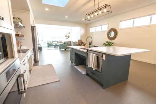 108 Gateway Mews South, Lethbridge, AB - Indoor Photo Showing Kitchen With Upgraded Kitchen