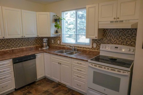 206 Mcgill Boulevard West, Lethbridge, AB - Indoor Photo Showing Kitchen With Double Sink