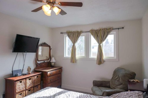 206 Mcgill Boulevard West, Lethbridge, AB - Indoor Photo Showing Bedroom