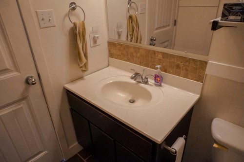 206 Mcgill Boulevard West, Lethbridge, AB - Indoor Photo Showing Bathroom