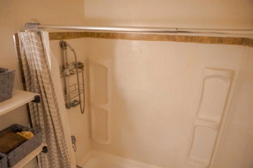 206 Mcgill Boulevard West, Lethbridge, AB - Indoor Photo Showing Bathroom