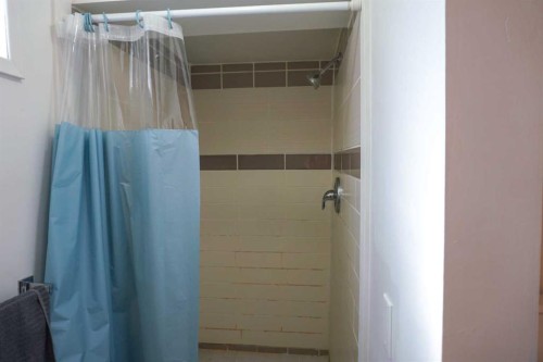 206 Mcgill Boulevard West, Lethbridge, AB - Indoor Photo Showing Bathroom