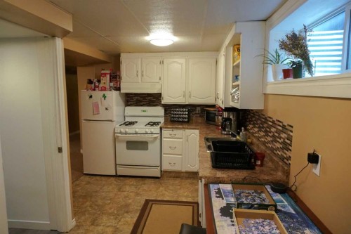 206 Mcgill Boulevard West, Lethbridge, AB - Indoor Photo Showing Kitchen