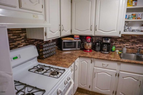 206 Mcgill Boulevard West, Lethbridge, AB - Indoor Photo Showing Kitchen