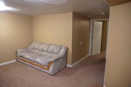 206 Mcgill Boulevard West, Lethbridge, AB - Indoor