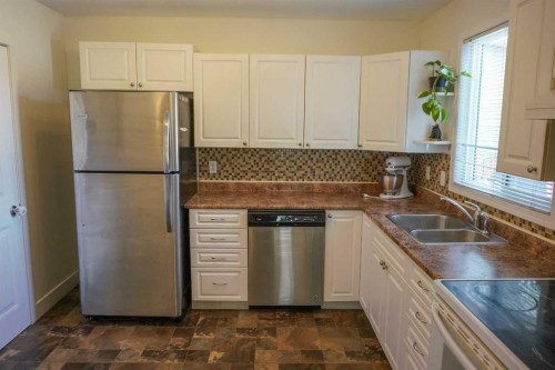 206 Mcgill Boulevard West, Lethbridge, AB - Indoor Photo Showing Kitchen With Double Sink