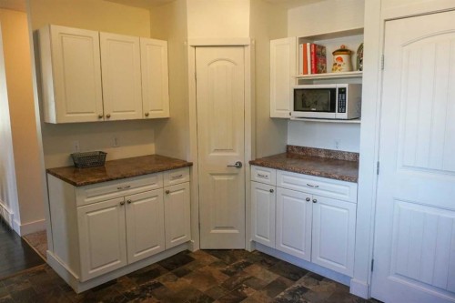 206 Mcgill Boulevard West, Lethbridge, AB - Indoor