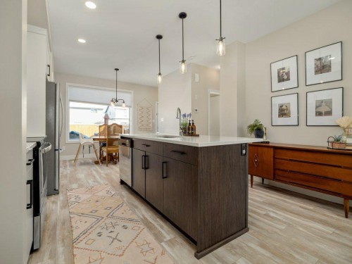 977 Miners Boulevard West, Lethbridge, AB - Indoor Photo Showing Kitchen With Upgraded Kitchen