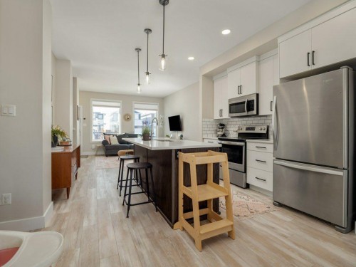 977 Miners Boulevard West, Lethbridge, AB - Indoor Photo Showing Kitchen With Upgraded Kitchen