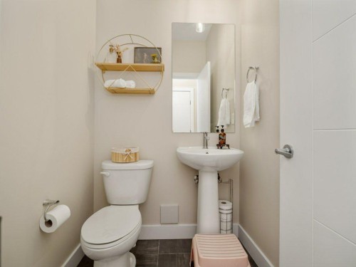 977 Miners Boulevard West, Lethbridge, AB - Indoor Photo Showing Bathroom
