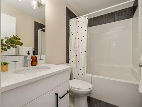 977 Miners Boulevard West, Lethbridge, AB - Indoor Photo Showing Bathroom