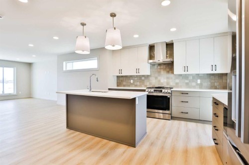 320 Aquitania Boulevard West, Lethbridge, AB - Indoor Photo Showing Kitchen With Upgraded Kitchen