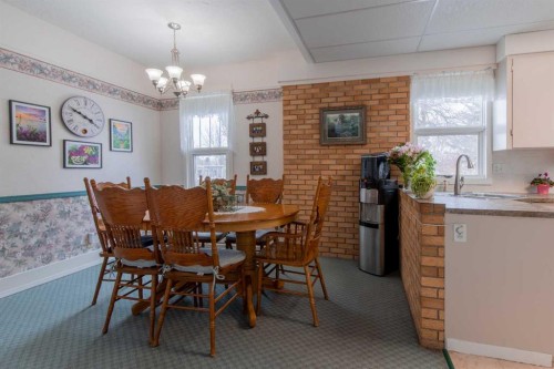 406 4 Avenue, Stirling, AB - Indoor Photo Showing Dining Room