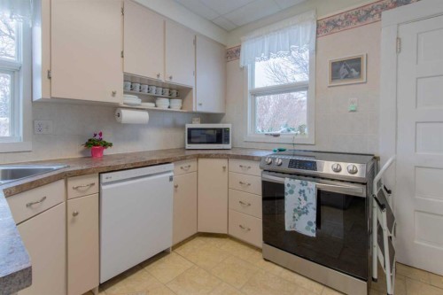 406 4 Avenue, Stirling, AB - Indoor Photo Showing Kitchen