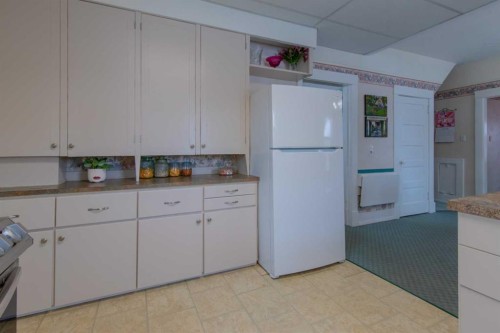 406 4 Avenue, Stirling, AB - Indoor Photo Showing Kitchen