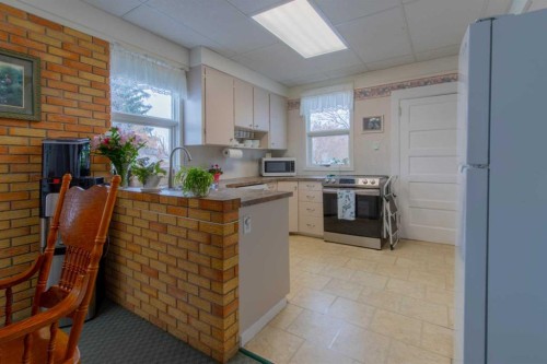 406 4 Avenue, Stirling, AB - Indoor Photo Showing Kitchen