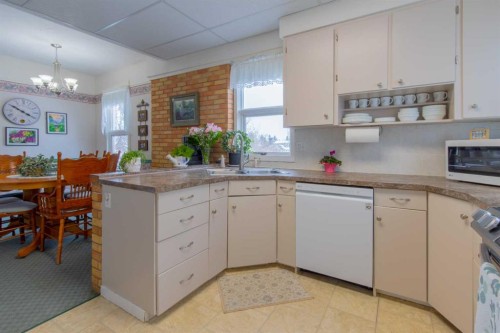 406 4 Avenue, Stirling, AB - Indoor Photo Showing Kitchen