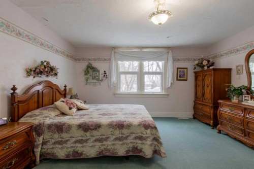 406 4 Avenue, Stirling, AB - Indoor Photo Showing Bedroom