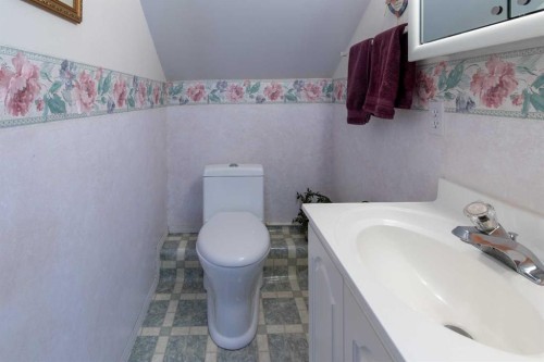 406 4 Avenue, Stirling, AB - Indoor Photo Showing Bathroom