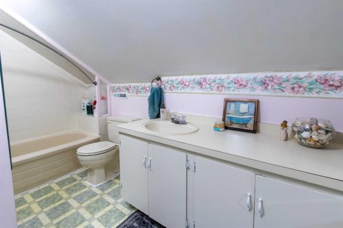 406 4 Avenue, Stirling, AB - Indoor Photo Showing Bathroom