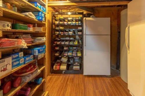 406 4 Avenue, Stirling, AB - Indoor