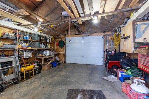 406 4 Avenue, Stirling, AB - Indoor Photo Showing Garage