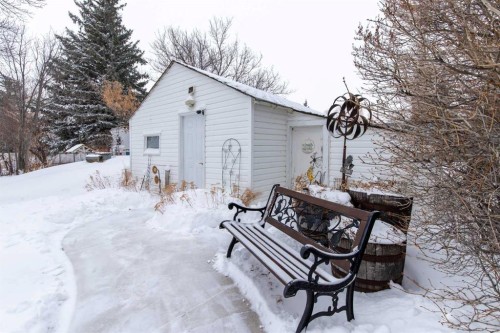 406 4 Avenue, Stirling, AB - Outdoor