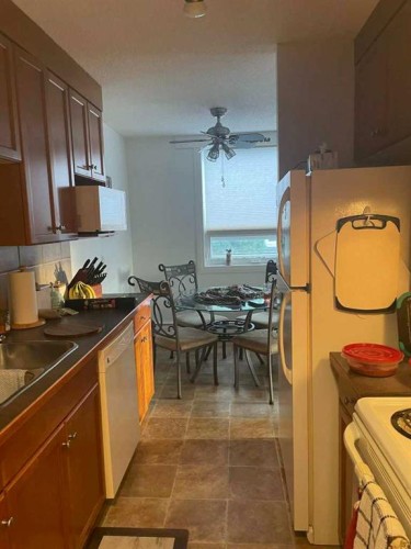 H201-2004 13 Avenue, Lethbridge, AB - Indoor Photo Showing Kitchen