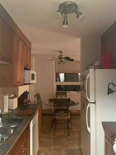 H201-2004 13 Avenue, Lethbridge, AB - Indoor Photo Showing Kitchen