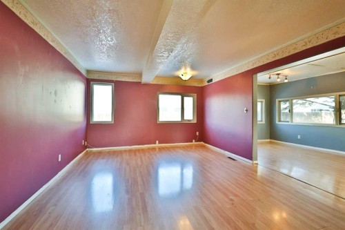 221 N 250 E, Raymond, AB - Indoor Photo Showing Other Room