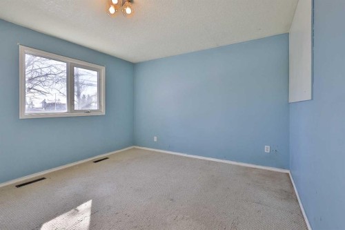 221 N 250 E, Raymond, AB - Indoor Photo Showing Other Room