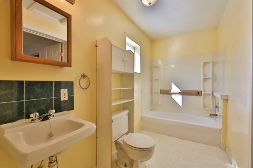 221 N 250 E, Raymond, AB - Indoor Photo Showing Bathroom