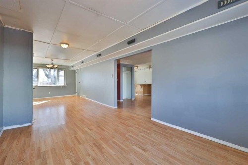 221 N 250 E, Raymond, AB - Indoor Photo Showing Other Room