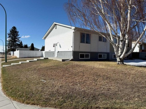 1206 6 Street NORTH Lethbridge, AB T1H 1Y5