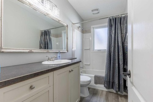 1907 7A Avenue North, Lethbridge, AB - Indoor Photo Showing Bathroom