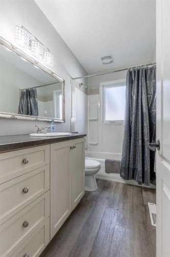 1907 7A Avenue North, Lethbridge, AB - Indoor Photo Showing Bathroom