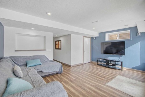 13 Evanscove Manor Nw, Calgary, AB - Indoor Photo Showing Living Room