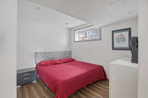 13 Evanscove Manor Nw, Calgary, AB - Indoor Photo Showing Bedroom