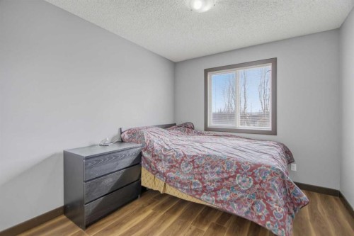 13 Evanscove Manor Nw, Calgary, AB - Indoor Photo Showing Bedroom