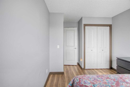 13 Evanscove Manor Nw, Calgary, AB - Indoor Photo Showing Bedroom