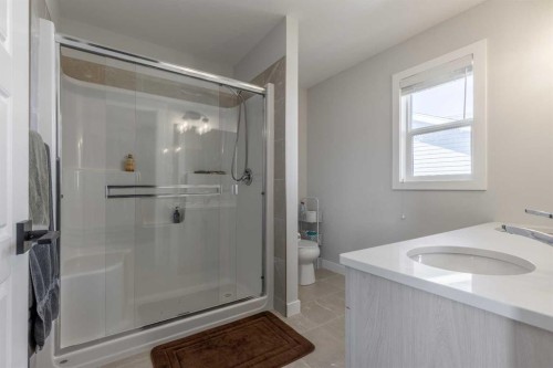 1366 Pacific Circle West, Lethbridge, AB - Indoor Photo Showing Bathroom