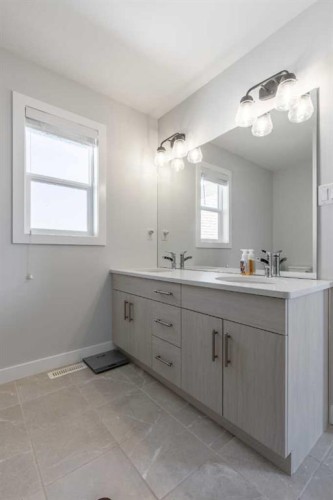1366 Pacific Circle West, Lethbridge, AB - Indoor Photo Showing Bathroom