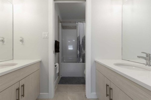 1366 Pacific Circle West, Lethbridge, AB - Indoor Photo Showing Bathroom