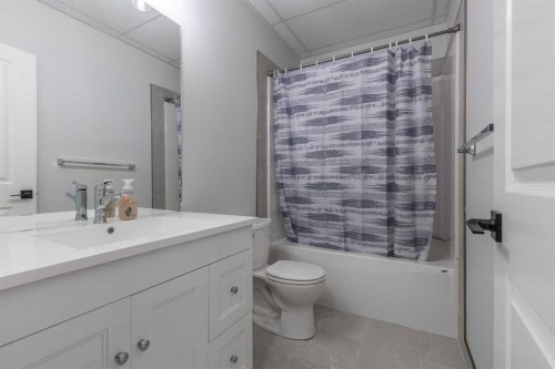 1366 Pacific Circle West, Lethbridge, AB - Indoor Photo Showing Bathroom